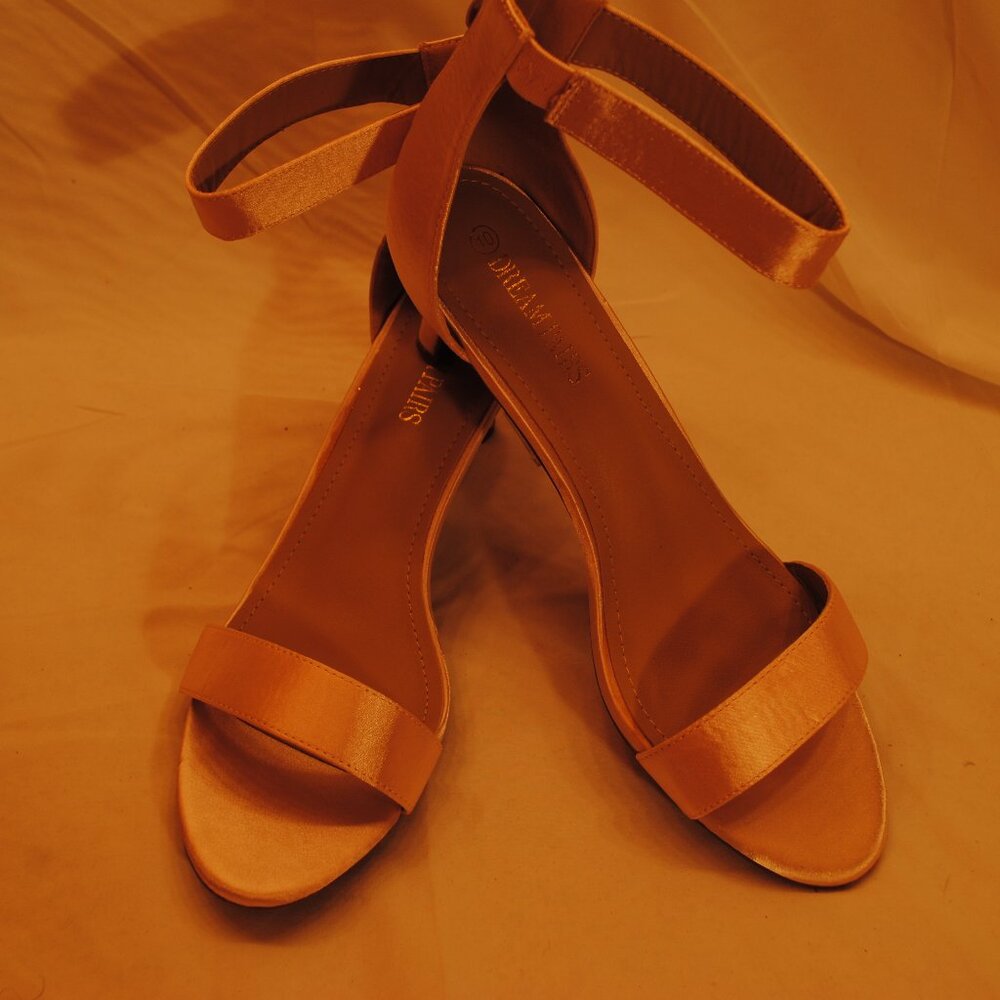NEW WOMENS SZ 10, 2 1/2IN HEEL LIGHT PINK SATIN, OPEN TOE SHOES